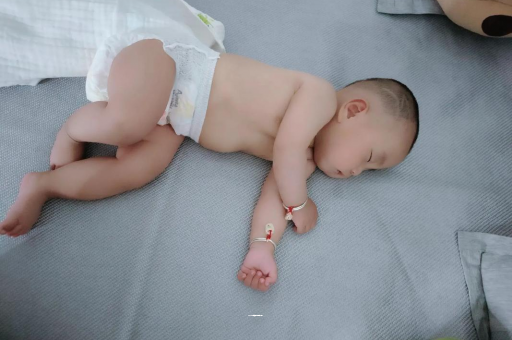 石狮几个月宝宝会抬头